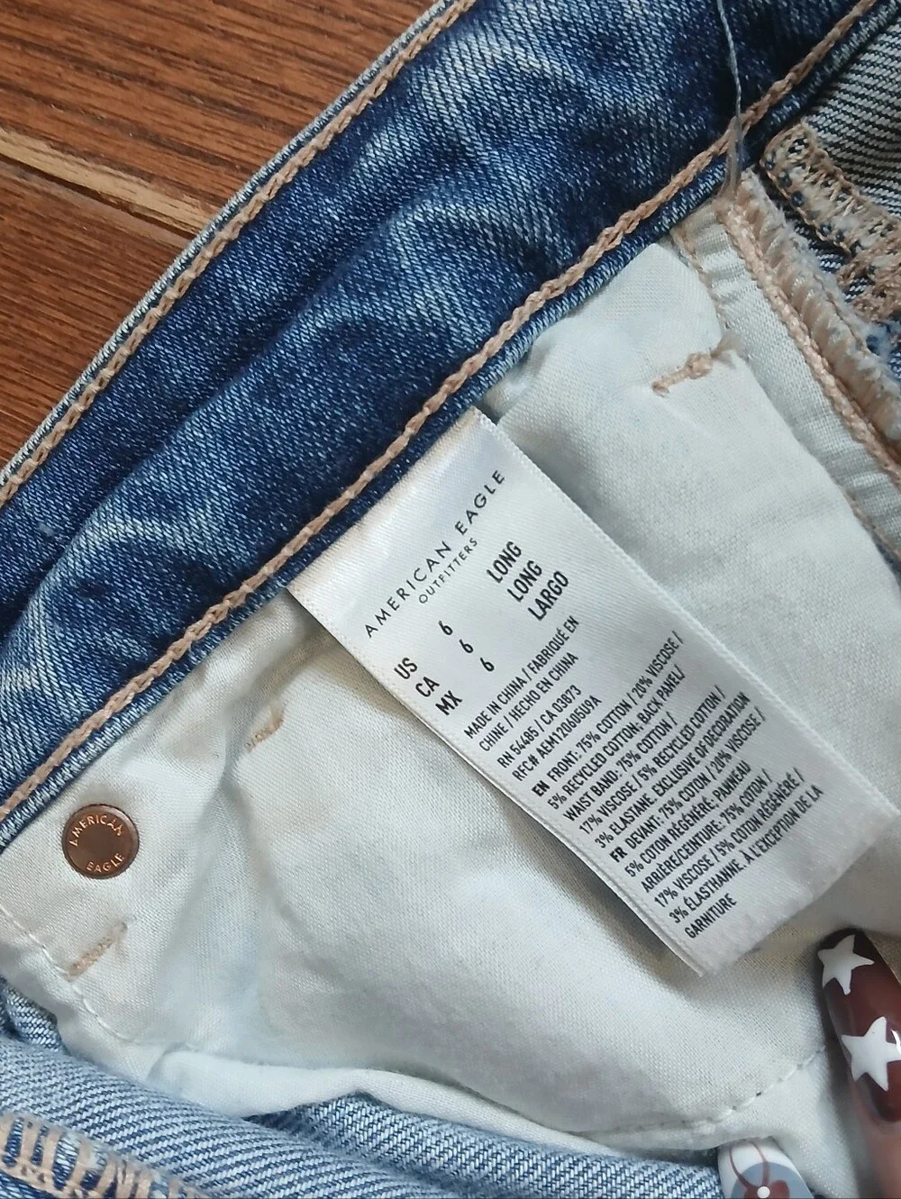 American Eagle Outfitters Light Wash Distressed Mom Jean Denim Sz 6 Long